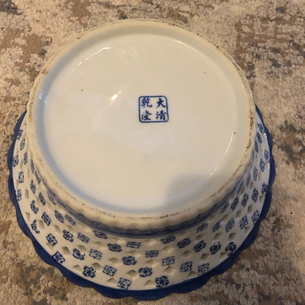 Vintage Chinoiserie Blue and White Floral Ceramic Bowl - Picture 5 of 7